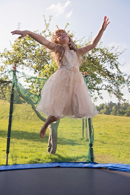 Trampolína se dětem nikdy neomrzí.